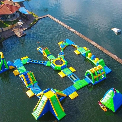 Pvc die Opblaasbare Anti UV van Aqua Park Floating Obstacle Course van het Waterpark drijven