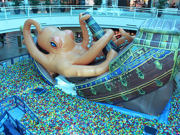 Het binnenpark van het de octopus opblaasbare water van het Piraatschip reuze met kuilballen voor groot winkelcomplex