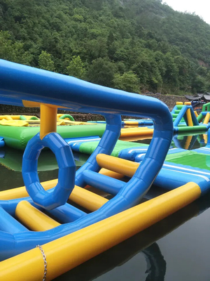 Opblaasbaar drijvend eiland trampoline aangepast zomer drijvend waterpark
