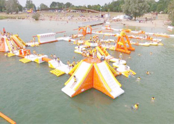 Het drijvende Aqua Sports Water Park Inflatable-Park van de het Waterdia van de Jonge geitjesbinnenplaats