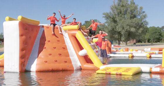 Het drijvende Aqua Sports Water Park Inflatable-Park van de het Waterdia van de Jonge geitjesbinnenplaats