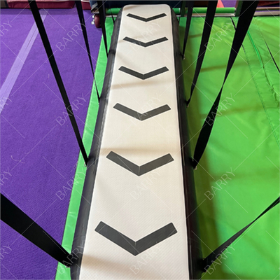 Indoor speeltuin Ninja Warrior Hindernisbaan opblaasbare hangende hindernis Parkour 8ft Air Bridge