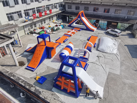 Opblaasbaar drijvend waterpark Op maat gemaakt ontwerp en waterdichte kenmerken Luchtblazer accessoires inbegrepen