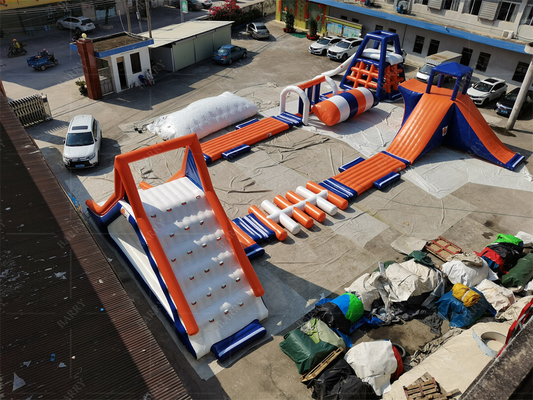 Opblaasbaar drijvend waterpark Op maat gemaakt ontwerp en waterdichte kenmerken Luchtblazer accessoires inbegrepen