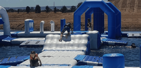 Spannend en veelzijdig opblaasbaar zwevend waterpark 2 jaar garantie