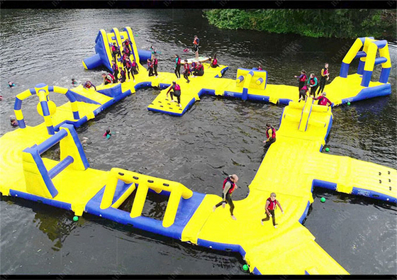PVC waterpark op het meer bepaald door de grootte voor groepsactiviteiten en plezier