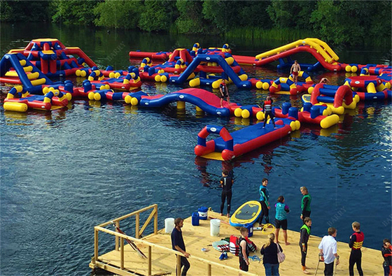 Vermaakpark PVC opblaasbaar drijvend waterpark bepaald door de grootte en gemaakt van PVC-materiaal