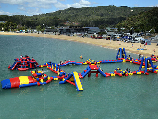 Vermaakpark PVC opblaasbaar drijvend waterpark bepaald door de grootte en gemaakt van PVC-materiaal