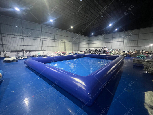 Kleine blauwe draagbare zwembad voor kinderen gemaakt van duurzaam pvc-doek perfect voor zomer plezier en waterspelletjes