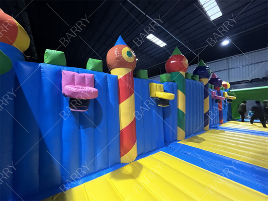 Buiten waterpark opblaasbaar water speeltuin pretpark binnen speeltuin trampoline park