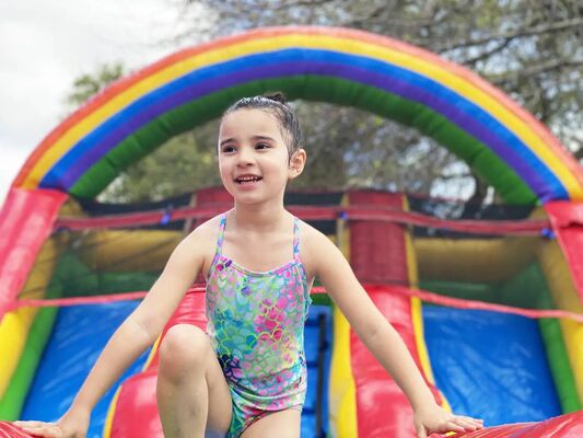 Grote Regenboog Kleur Opblaasbare Waterglijbaan met Zwembad voor Kinderen Grote Opblaasbare Glijbaan Speeltuin Evenementen