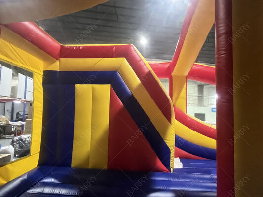 Commerciële opblaasbare springkasteel met glijbaan van een merk