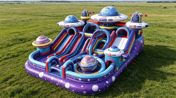 Purple Starship thema reusachtige opblaasbare speeltuin All-in-One Space Adventure Bounce Park met drievoudige glijbanen Commercieel PVC voor veel verkeer