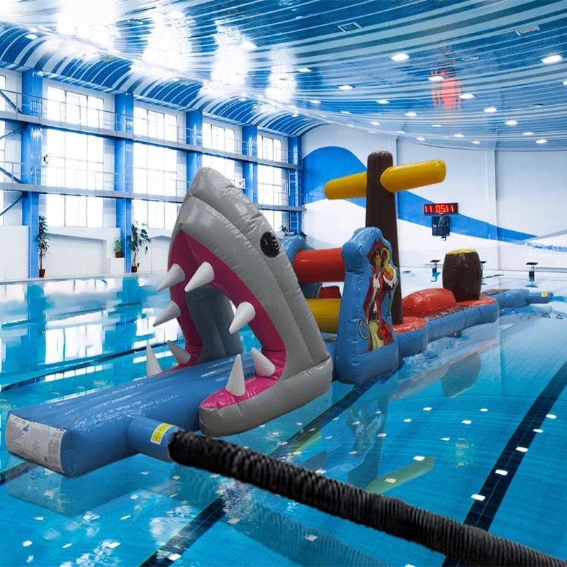 Gepersonaliseerde 12M Shark Pirate Peril Pool opblaasbare obstakelbaan voor spannend waterplezier op stranden en zwembaden