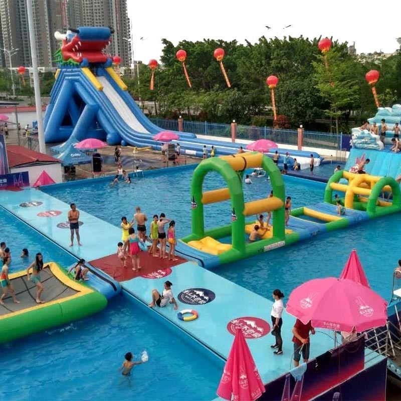 Creatief logo op maat gedrukt waterpark drijvend water obstakelbaan drijvend water speelgoed voor metaal raam zwembad