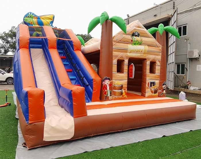 Veilig en duurzaam Palmboom Bouncy Castle Pirate Jungle Bounce House met glijbaan Voor kinderen Volwassenen