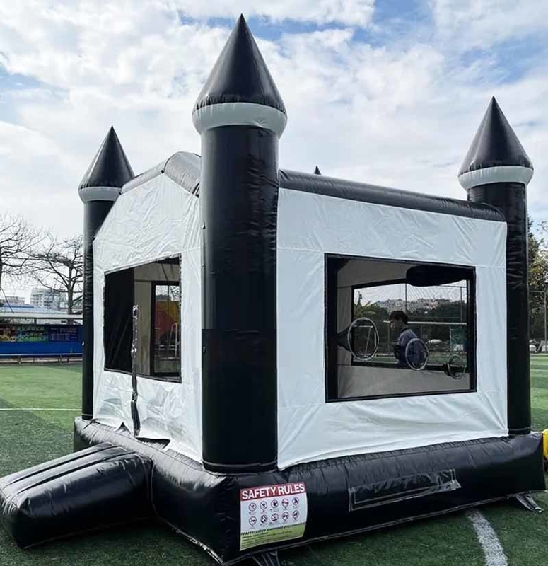 Indoor/Outdoor Zwart en Wit Tuxedo Bounce House Opblaasbare waterglijbaan voor feest