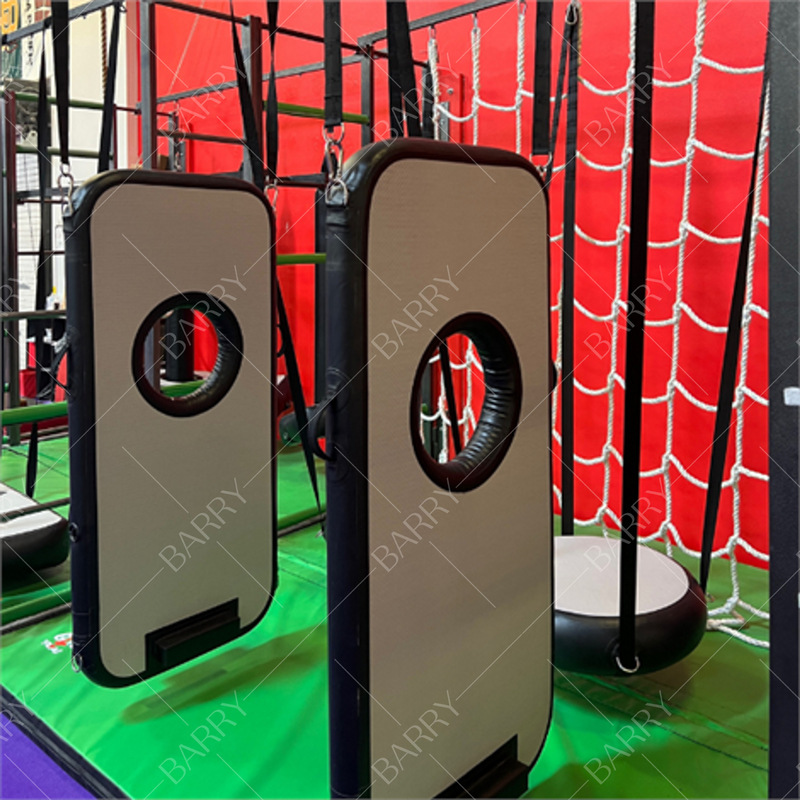 Commerciële Bounce House Air Door Ninja Warrior Drijvende obstakelbaan apparatuur voor volwassenen binnen