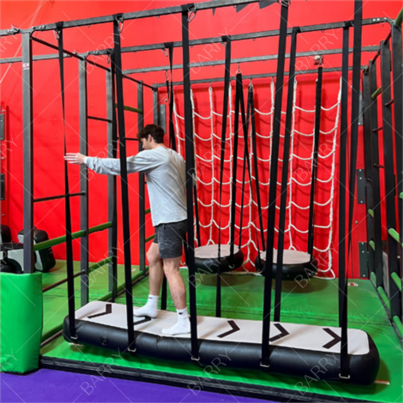 Indoor speeltuin Ninja Warrior Hindernisbaan opblaasbare hangende hindernis Parkour 8ft Air Bridge