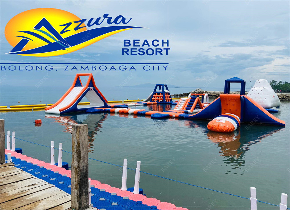 Opblaasbaar drijvend waterpark Op maat gemaakt ontwerp en waterdichte kenmerken Luchtblazer accessoires inbegrepen