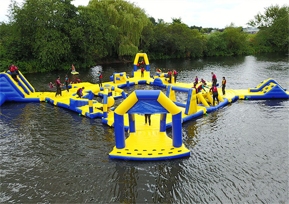PVC waterpark op het meer bepaald door de grootte voor groepsactiviteiten en plezier