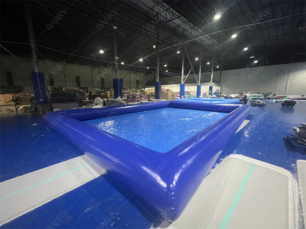Kleine blauwe draagbare zwembad voor kinderen gemaakt van duurzaam pvc-doek perfect voor zomer plezier en waterspelletjes