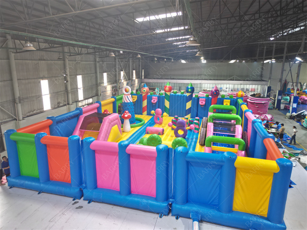 Custom World'S Biggest Kids Indoor Bounce House Theme Park Opblaasbare speeltuin