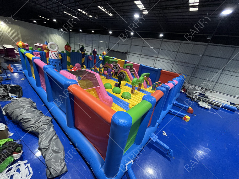 Buiten waterpark opblaasbaar water speeltuin pretpark binnen speeltuin trampoline park