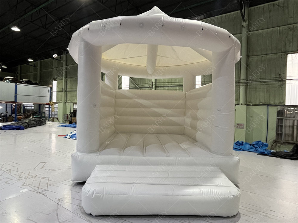 5x4.5x4.5m Witte Opblaasbare Binnenspeelkussens Met Dak Opblaasbare Springkastelen Voor Bruiloft