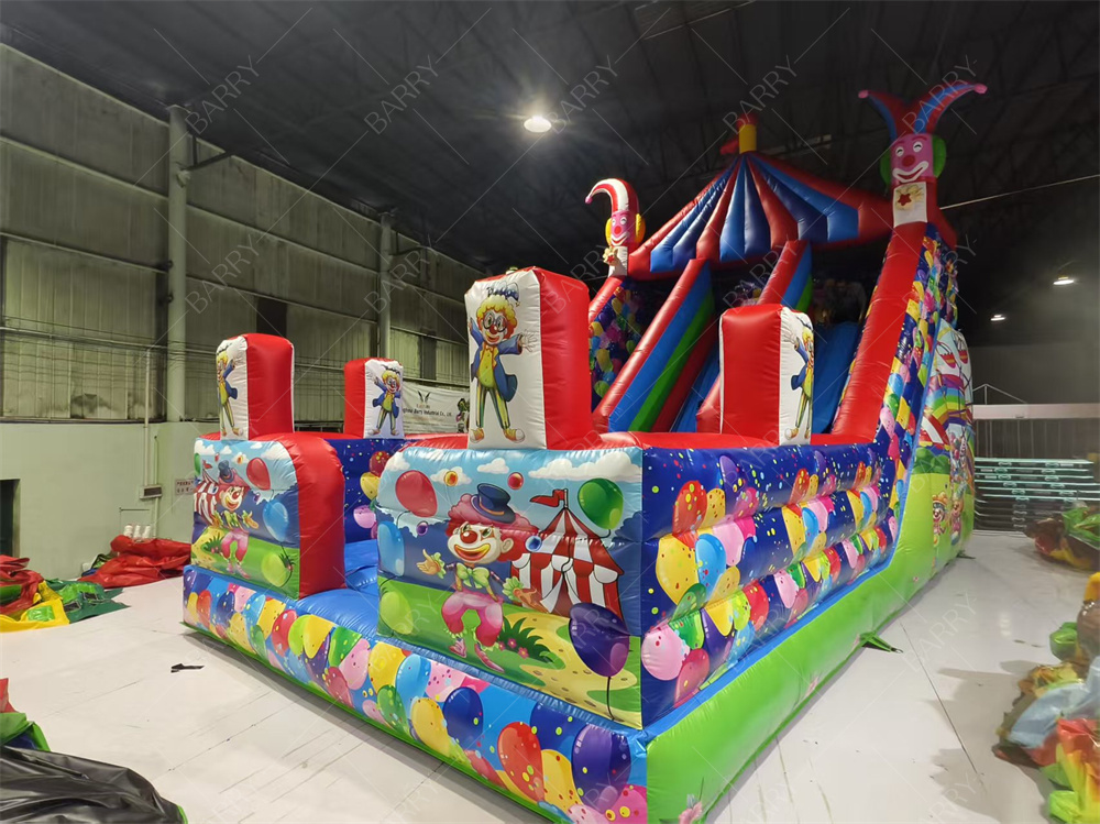 Clown opblaasbare glijbaan 8x4.7x6.5m voor kinderfeesten Custom PVC