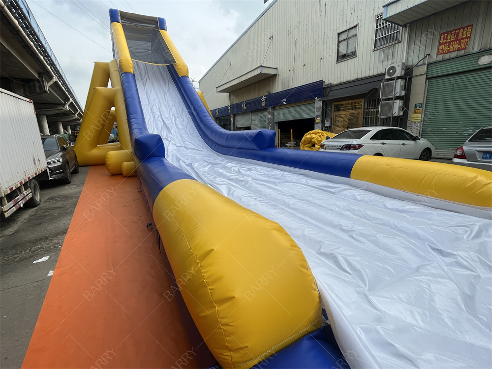 Commerciële gigantische opblaasbare waterslide 30x10,6m PVC voor pretparken