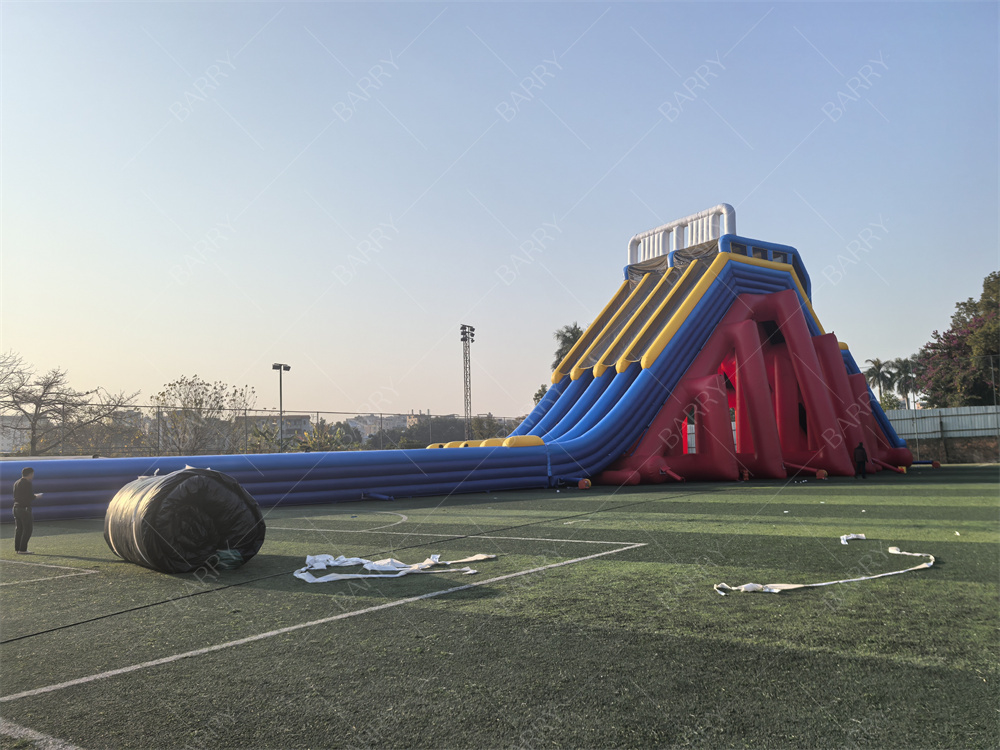 Commerciële kwaliteit 65x18x15m Rode op maat gemaakte gigantische opblaasbare waterglijbaan voor volwassenen