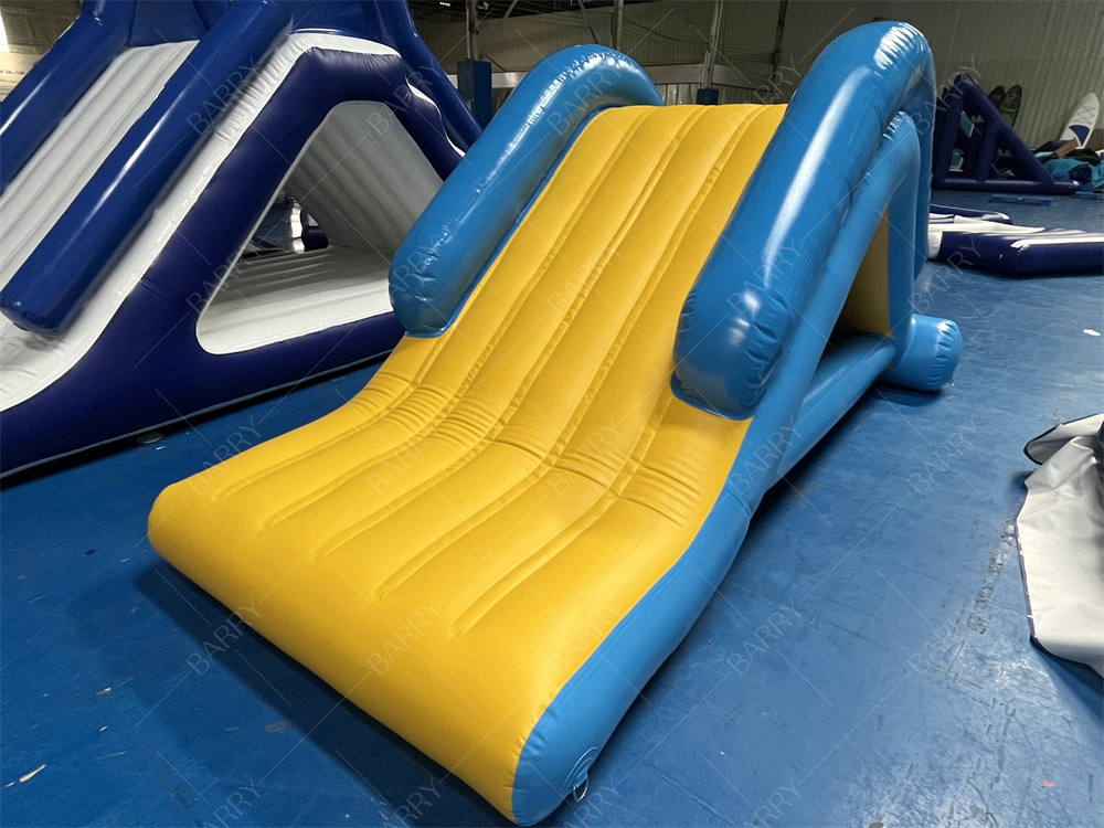 Meer opblaasbare water toren klimglijbaan, fabriek directe verkoop opblaasbare zwevende water glijbaan voor waterpark