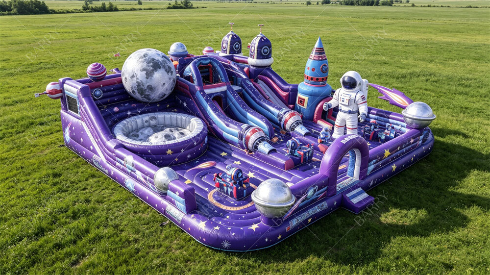 Purple Galaxy Moon Base opblaasbare speeltuin. Commercieel geschikt ruimtesprongkasteel met glijbanen, maanput en astronautenfuncties. Voor huurbedrijven en festivals.