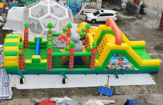 Dekzeil opblaasbare hindernisbaan met dinosaurus dieren Trampoline Insane Run obstakels