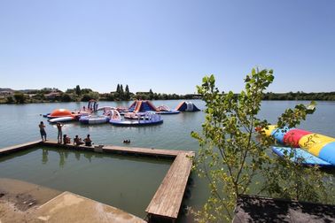 Het Watersprong van Waterpark Tremplins van het toevluchtavontuur Opblaasbare - Lak - Arroques