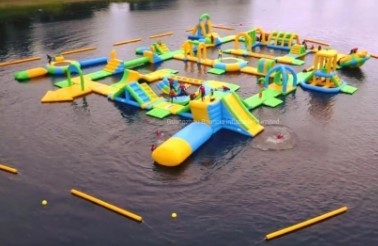 Buitenshuis zwevend opblaasbaar waterpark 0.9mm PVC opblaasbaar waterspel