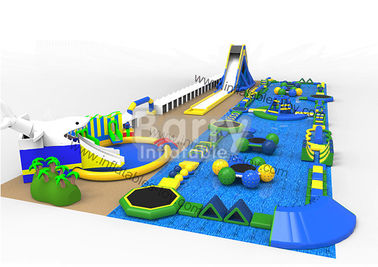 Het grote 60 Sportenpark van Mensenwibit, neemt Opblaasbaar Drijvend Waterpark voor de Zomer zijn toevlucht