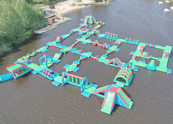 Het grote Bedrijven Opblaasbare Terrein van de Waterplons/het Drijvende Materiaal van de Waterspeelplaats